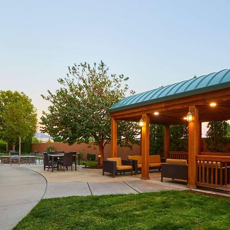 Courtyard Medford Airport Hotel Bagian luar foto