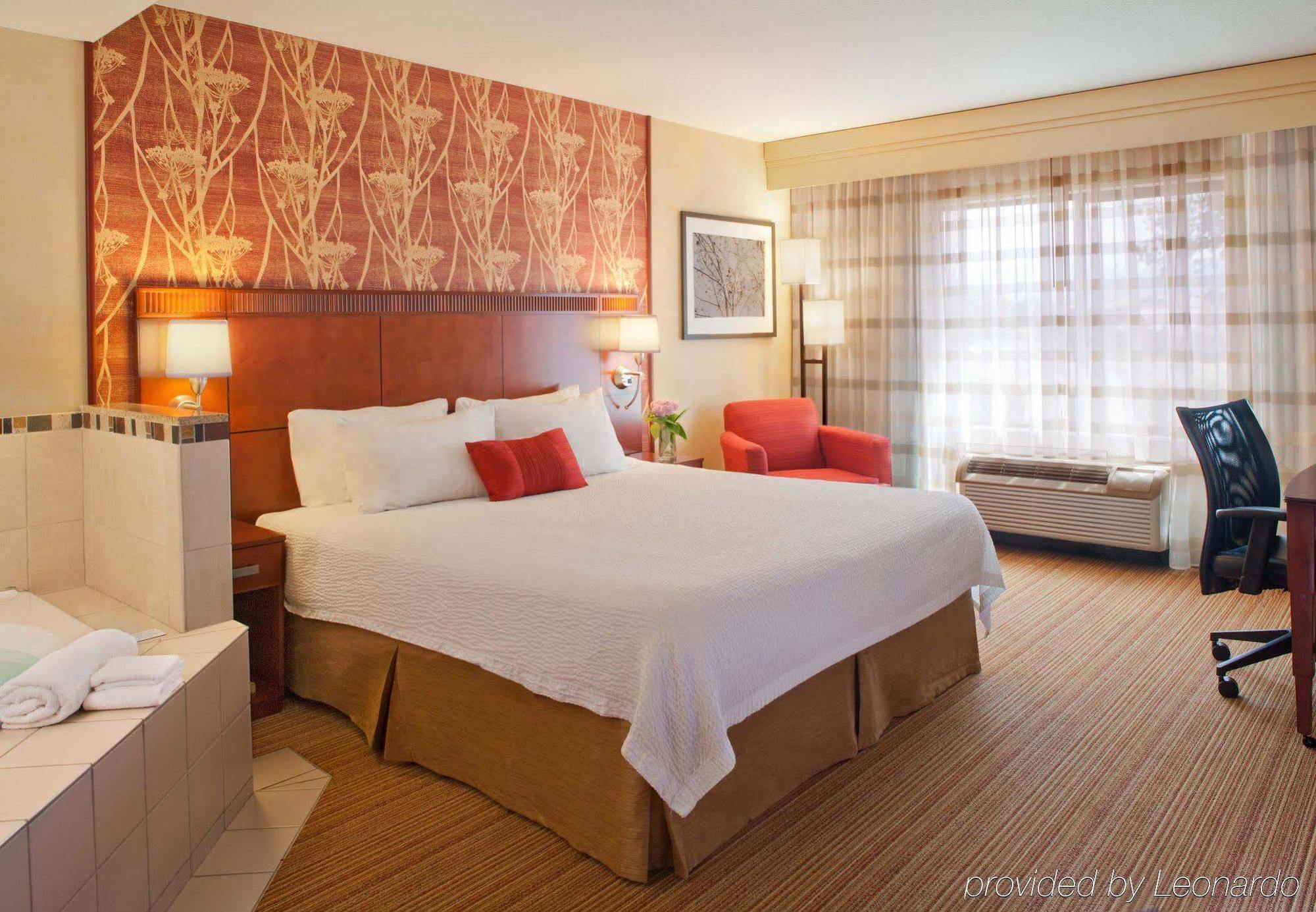 Courtyard Medford Airport Hotel Bagian luar foto