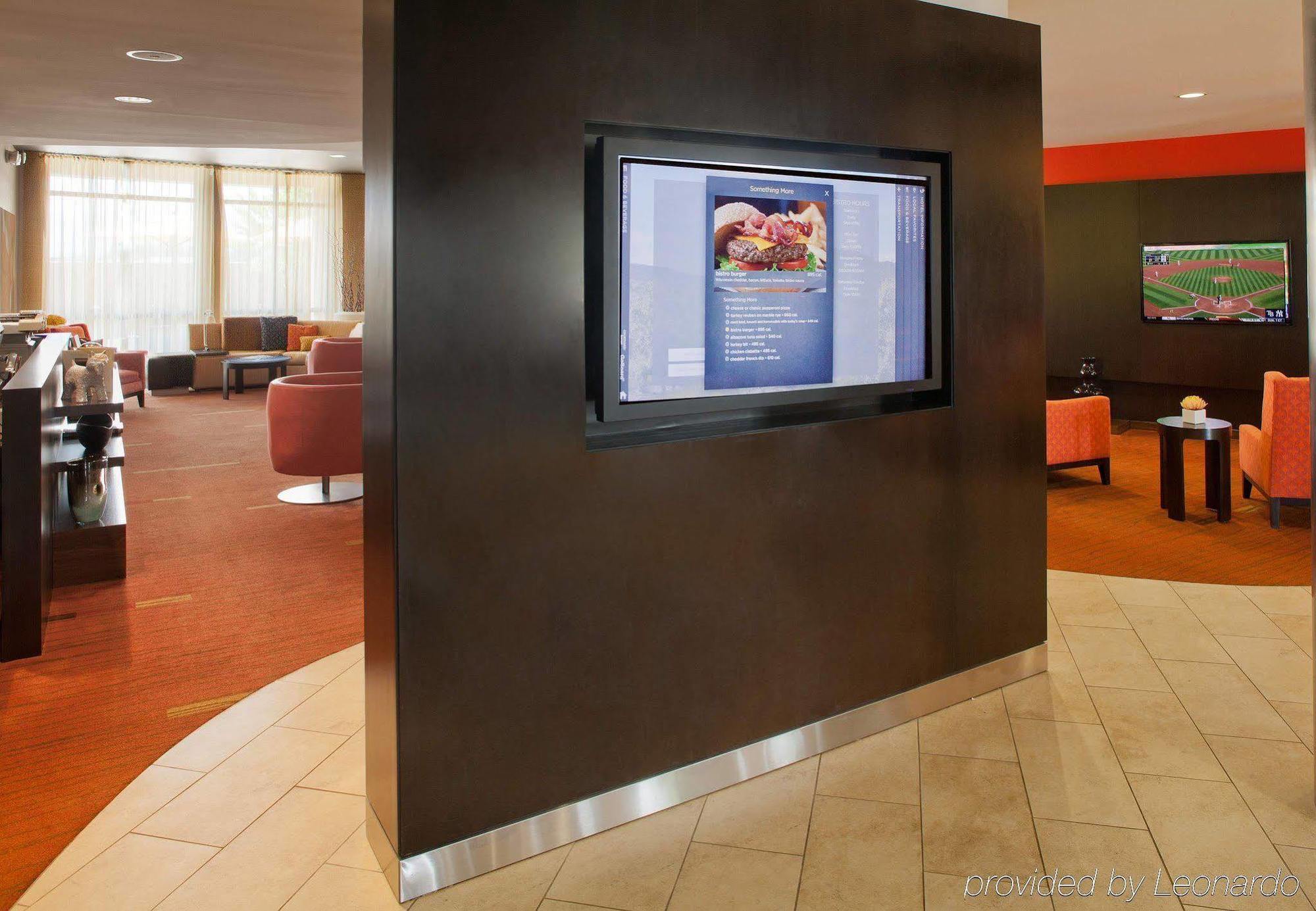 Courtyard Medford Airport Hotel Bagian luar foto