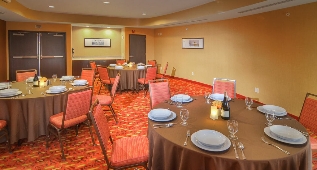 Courtyard Medford Airport Hotel Bagian luar foto
